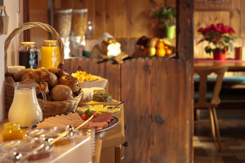 brasserie-SEILLANS-min_breakfast_buffet_food_restaurant_meal_hotel_plate_fresh-718745